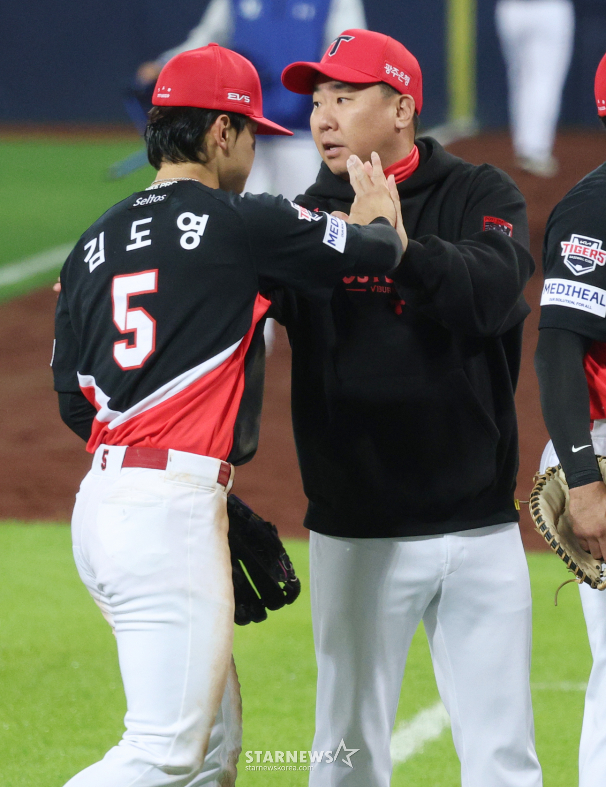 [포토] 김도영, 꽃감독과 하이파이브