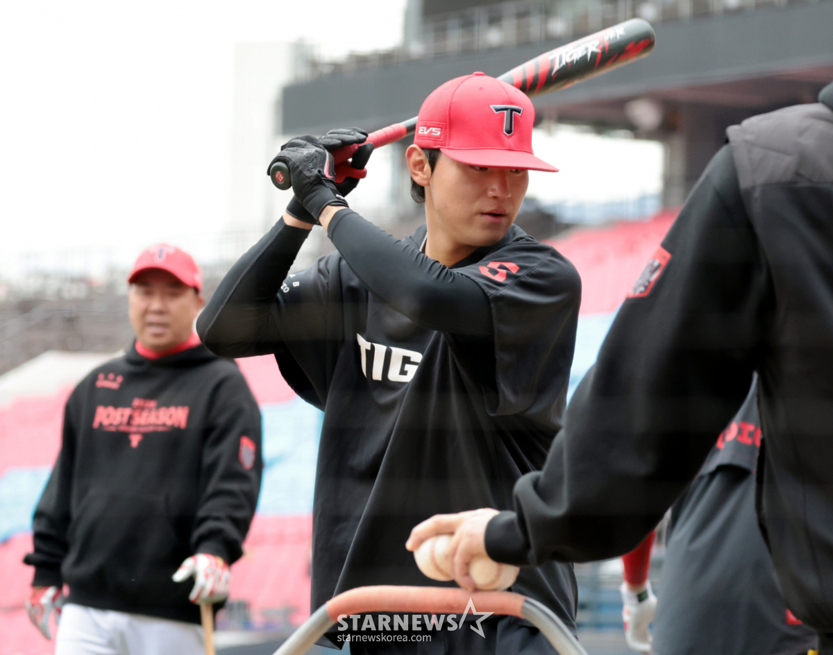[Photo] Kim Do-young 'Preparing for Game 3' | STARNEWS