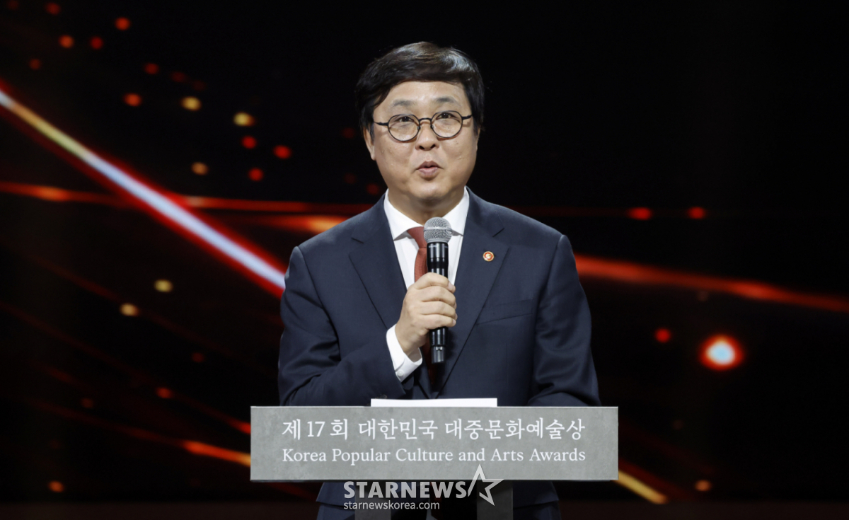 최휘영 문체부 장관, 故최불암에 금관문화훈장 전달.."당연히 받으셔야 할 분" [스타현장]