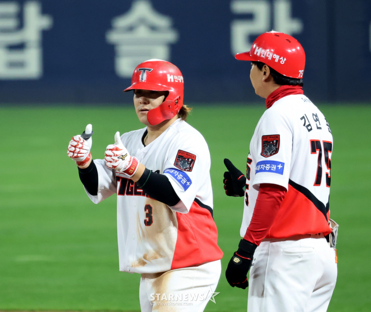 [포토] '7회말 찬스이어가는 안타' 김선빈
