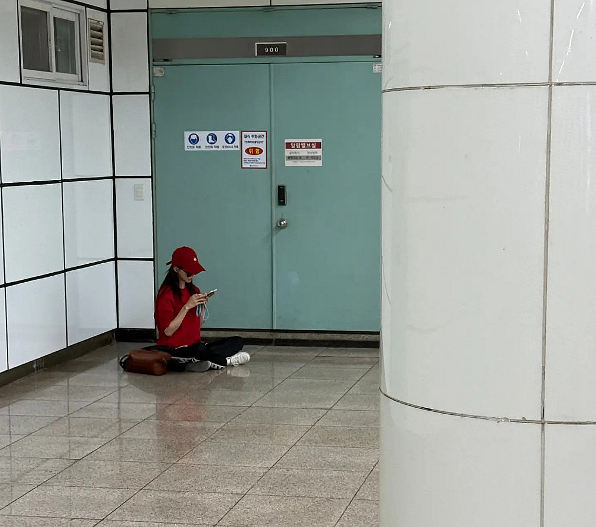 지하철역이 안방?..김민아 "아무 데나 잘 앉는 사람" 황당 인증샷