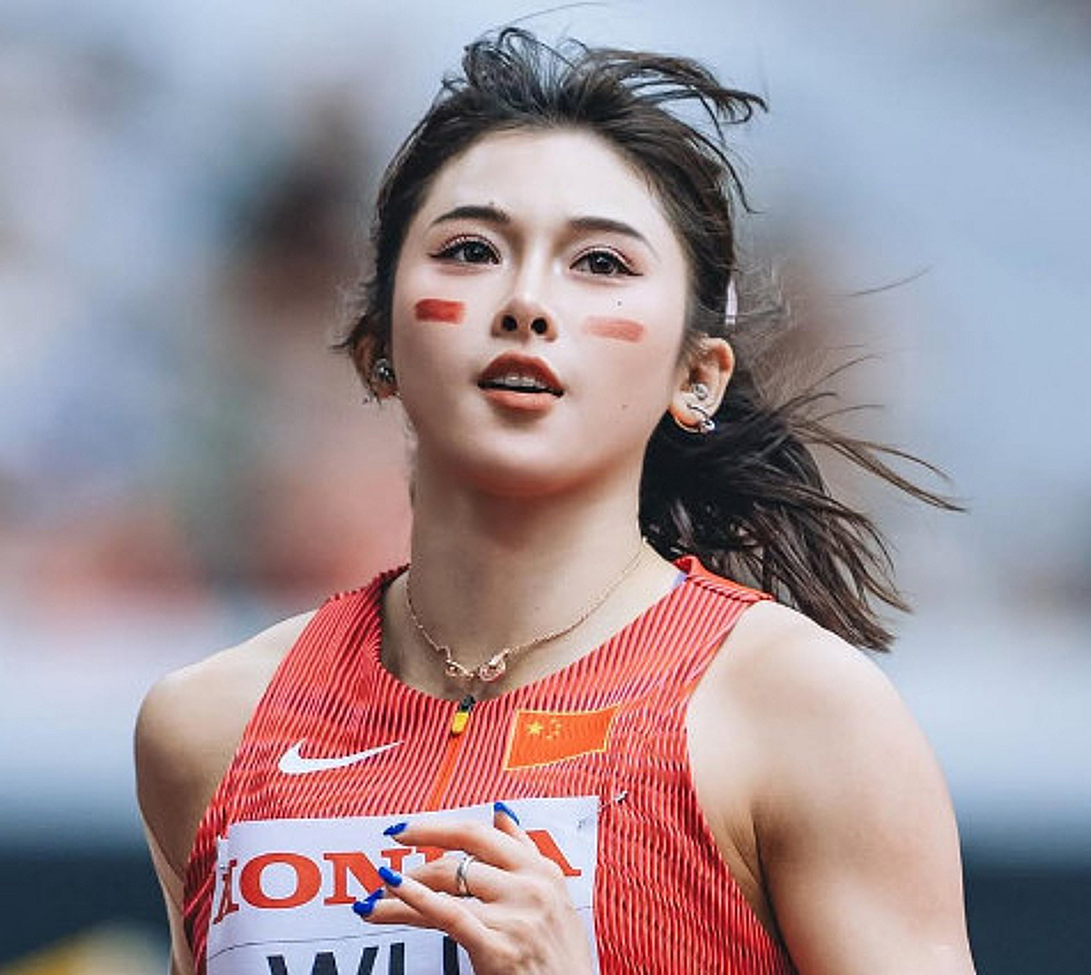 열도 홀렸다! 中 허들 여신, 동메달 후 돌발 행동에 日 팬들 난리... "트랙을 왜 런웨이로 만드나" 타투·풀메도 관심 [아이치 나고야 AG]