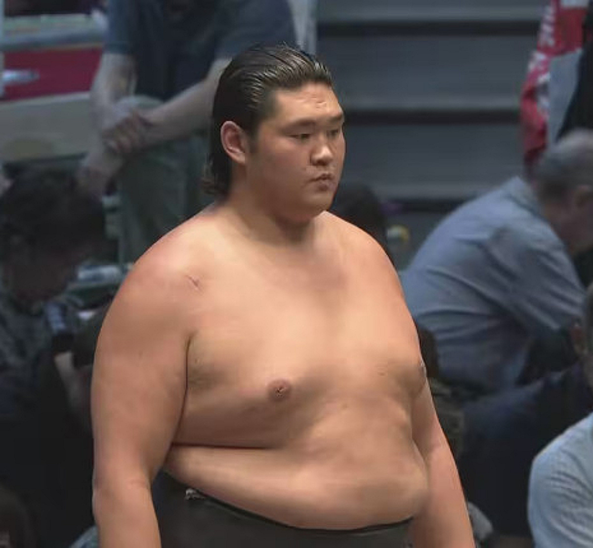 '197cm 173kg 몽골 스모 괴물' 무너졌다! 현역 최장신, 충격의 첫 패배 "日 스모 70년 역사 바꿀 뻔했는데..."