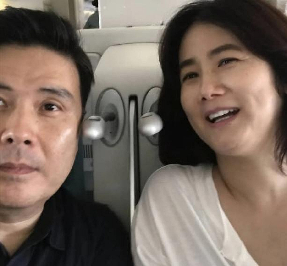 '54세' 심은하, 남편 지상욱과 근황 포착..세월 비껴간 미모 - 뉴스 썸네일 이미지