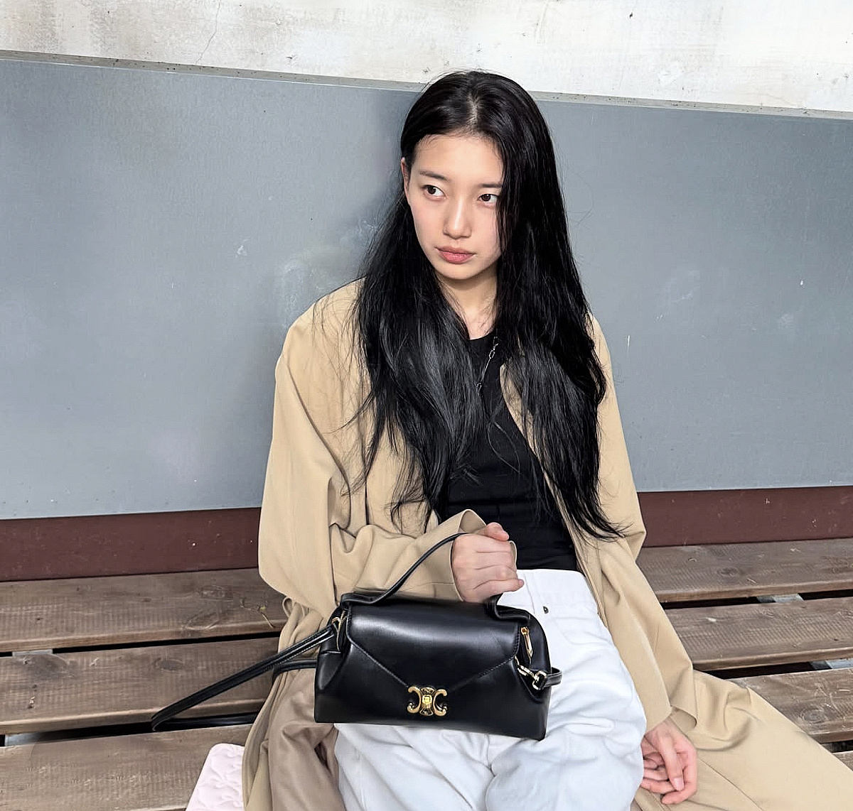 수지, 벌써 가을 준비? 8월에 꺼내든 트렌치 패션 "아직 덥긴 해"