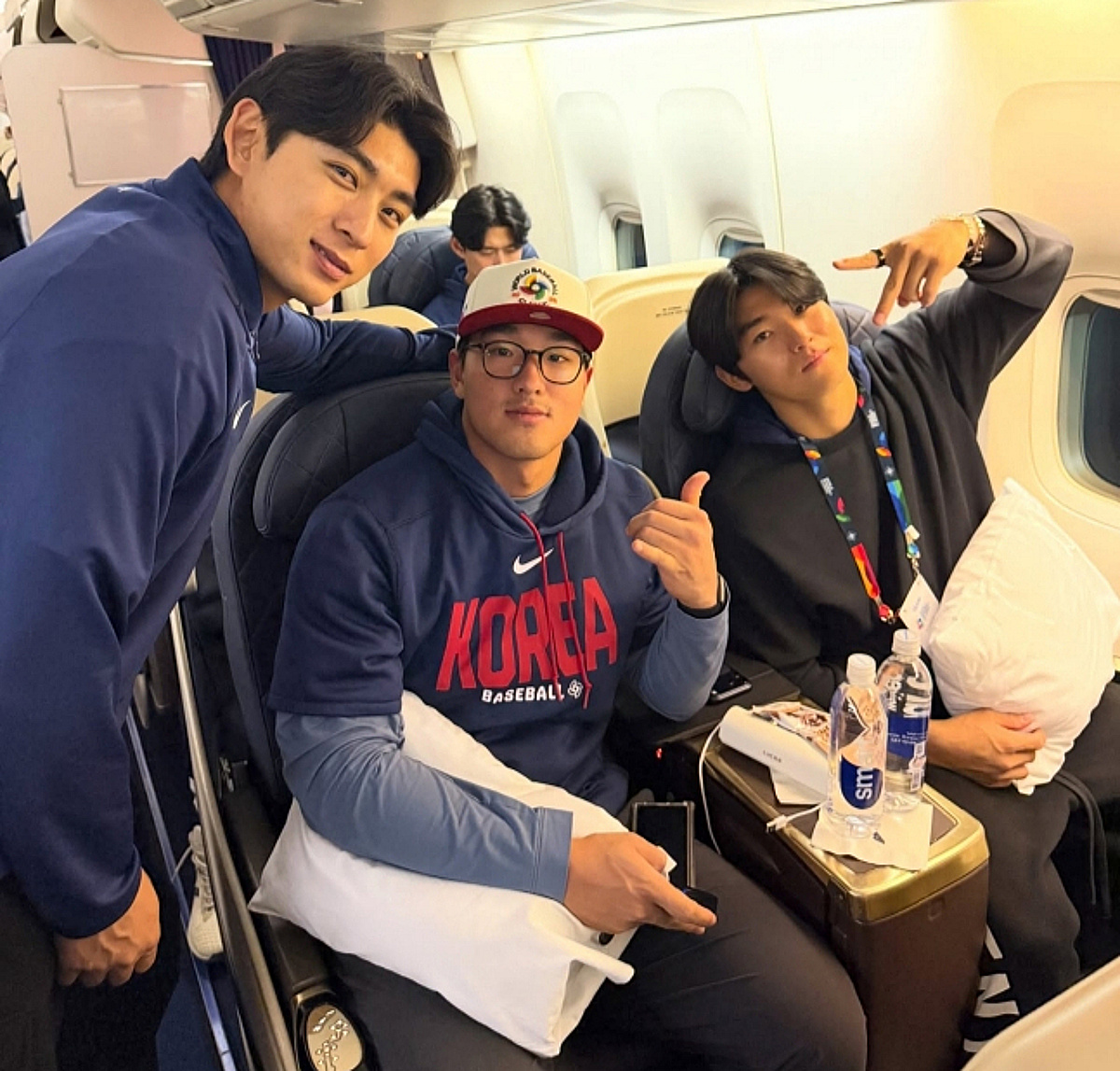 '돈 걱정에 이코노미 탔는데'→이젠 '전세기 특급대우', 17년 멈춘 韓 야구 시계가 다시 돈다