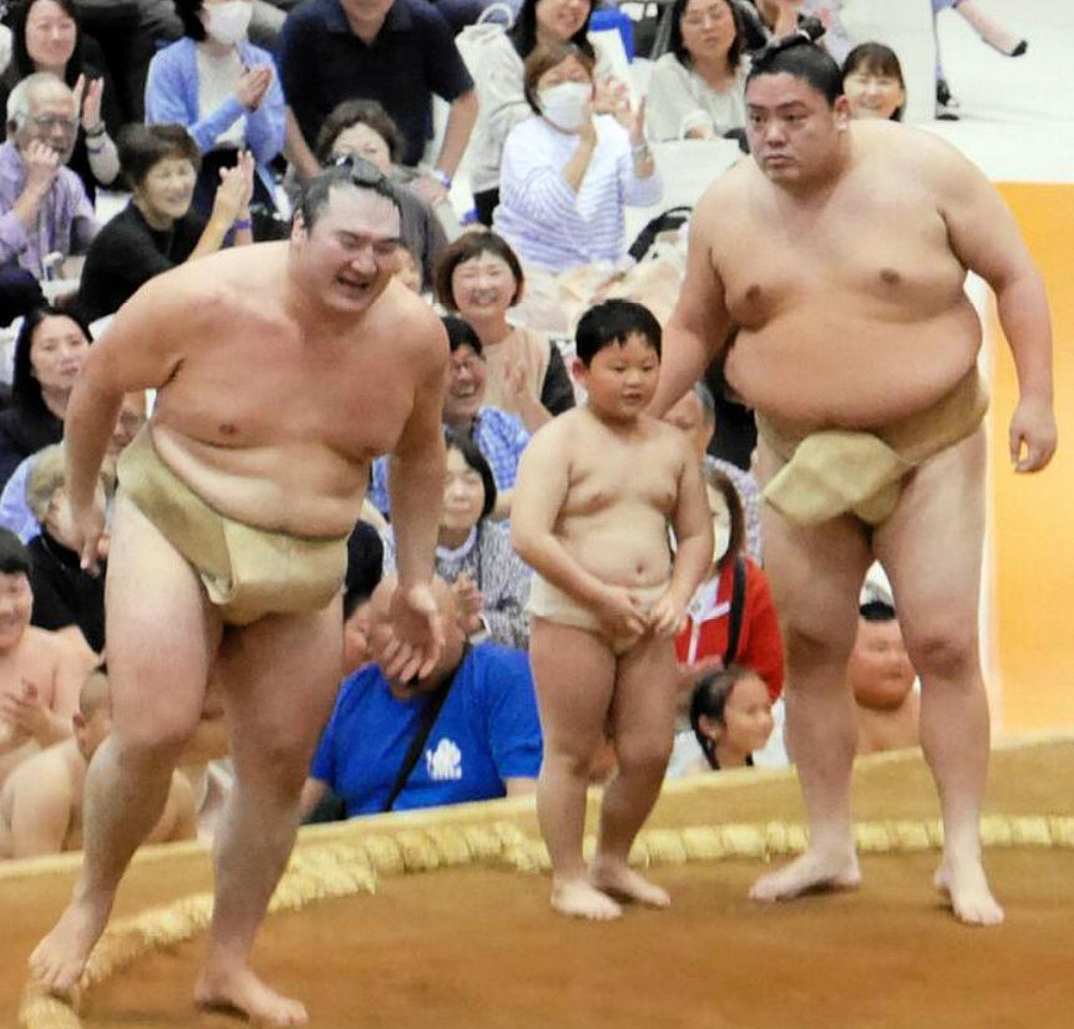 "감히 어린이를 이겨?" 150kg 스모 선수, 동료에 고함 지르고 '분노'... 꼬마 선수 패대기친 '역대급 쇼'