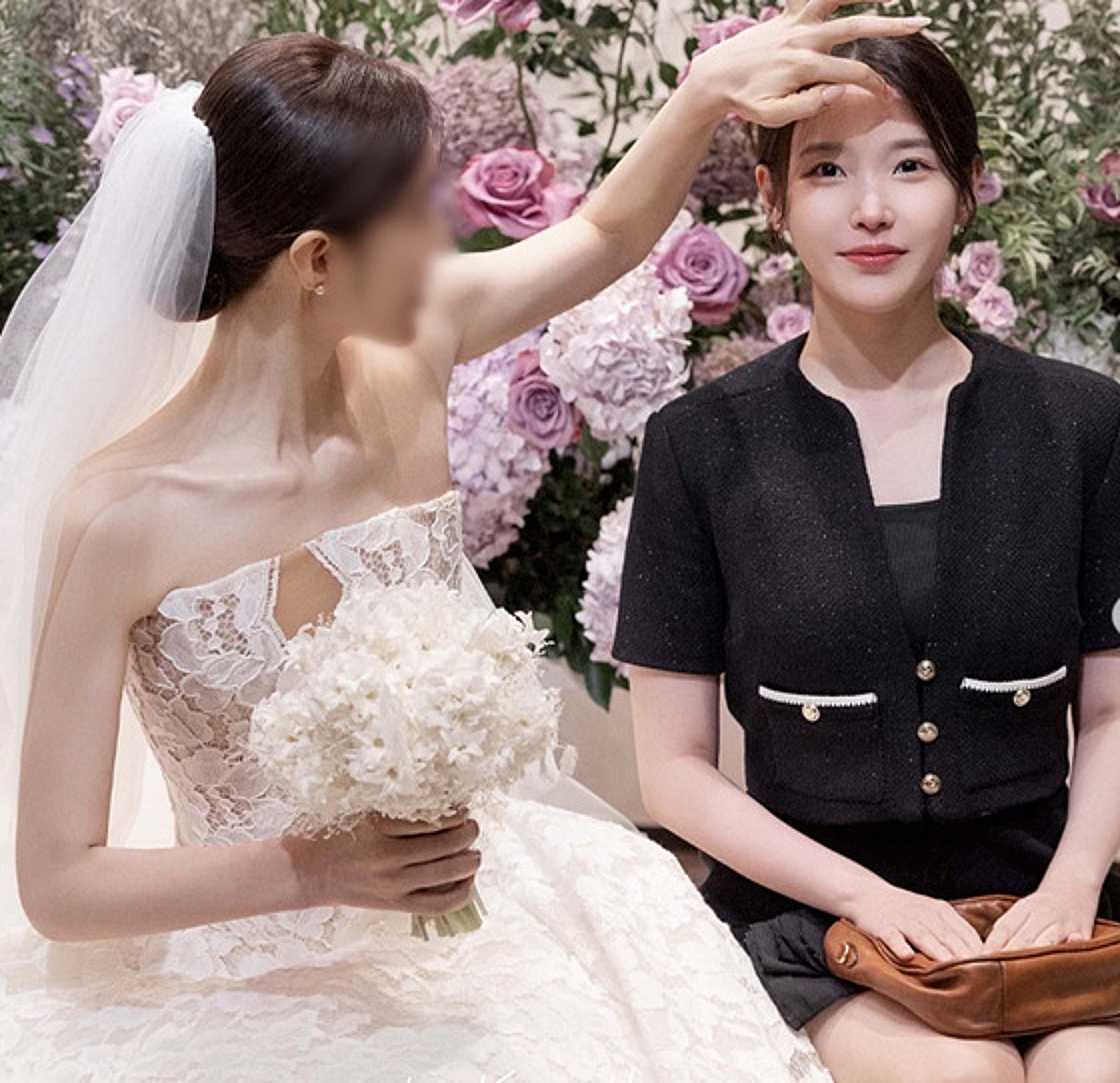신부 된 날에도 '하객' 아이유 머리 손질..결혼식서도 빛난 직업 정신