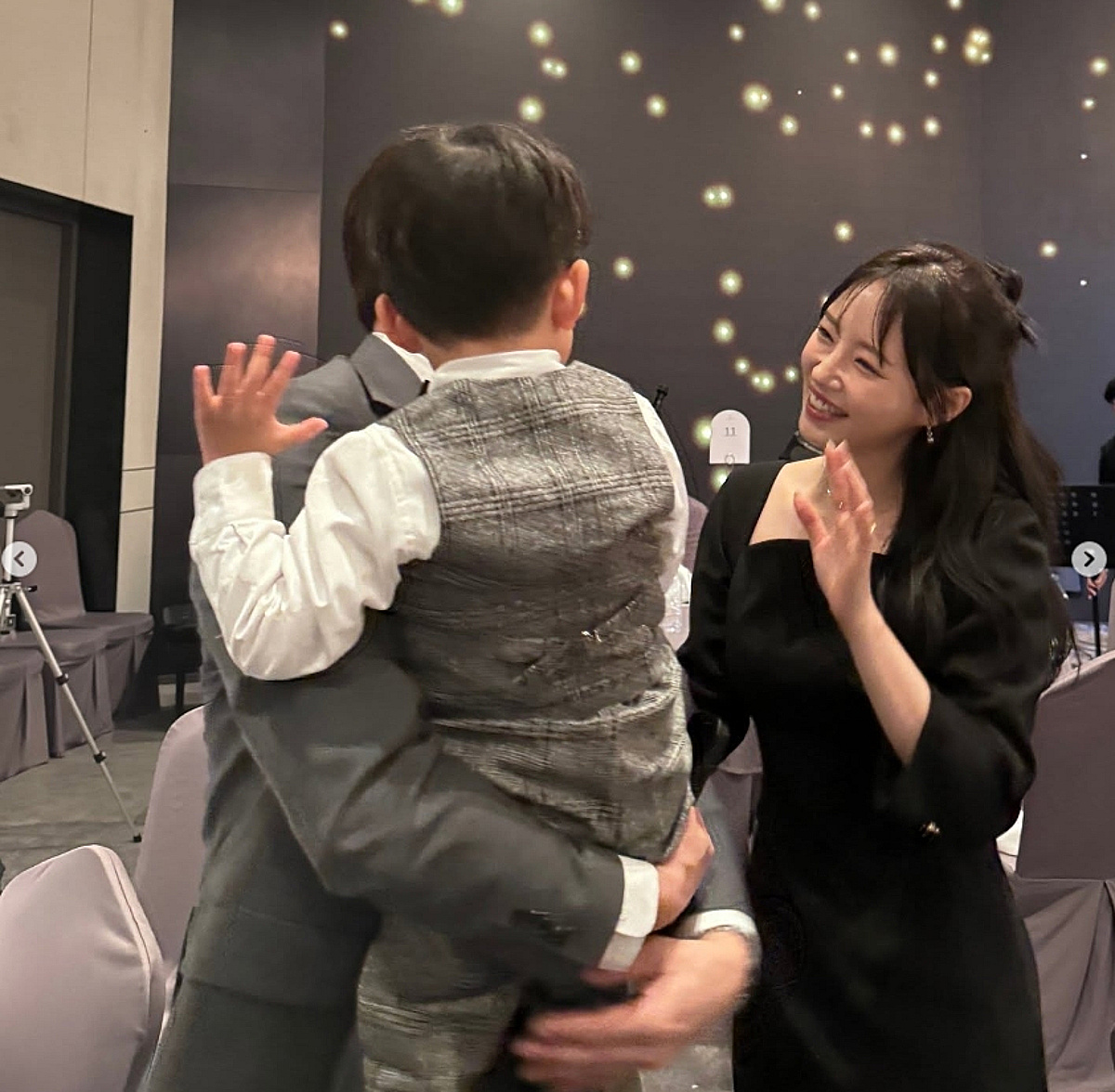 신화 앤디♥이은주, 에릭 아들 안고..행복한 미소 포착 [스타이슈]