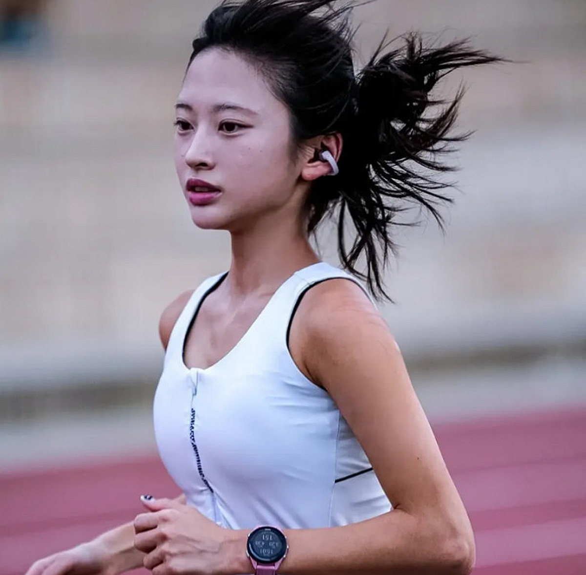 "생리 터져 피 흘리며 달렸다" 육상 여신의 '진정한 투혼'... "다리에 피 묻은 채 17km 더 달려" 마라톤 완주