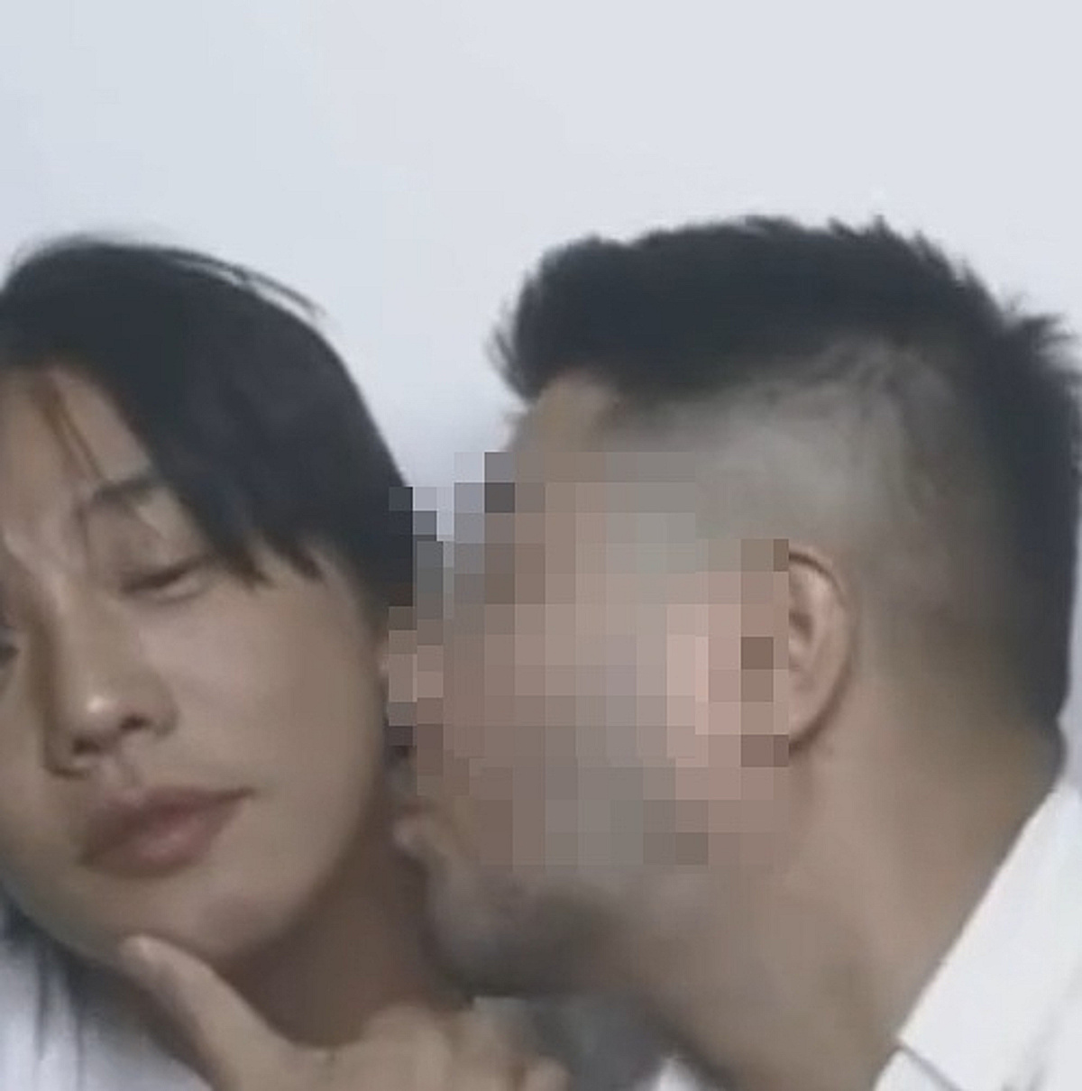 NO 자숙·NO 눈치 '마약 사범'..유아인, 대놓고 남사친과 '볼 뽀뽀' "사랑할게" 럽스타 포착 [스타이슈]