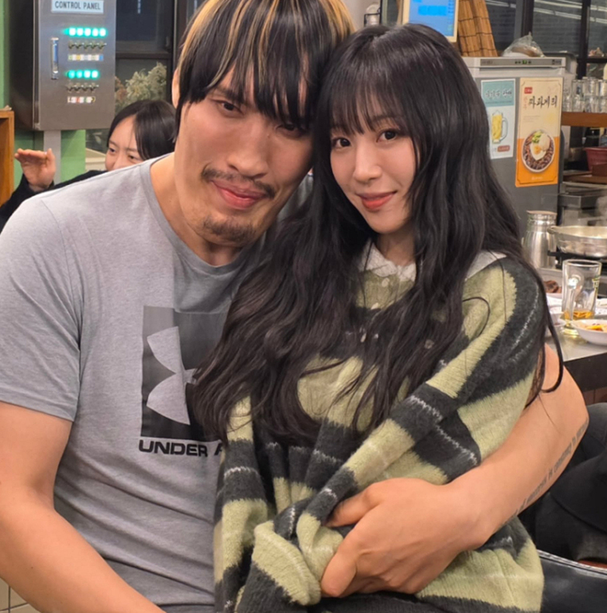 최홍만♥쯔양 무릎 포옹 투샷? "많관부" 연인 같은 미소 커플[스타이슈]
