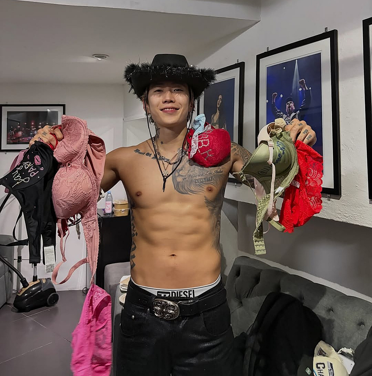 박재범, 女팬들 속옷 양손 가득 들고 인증샷