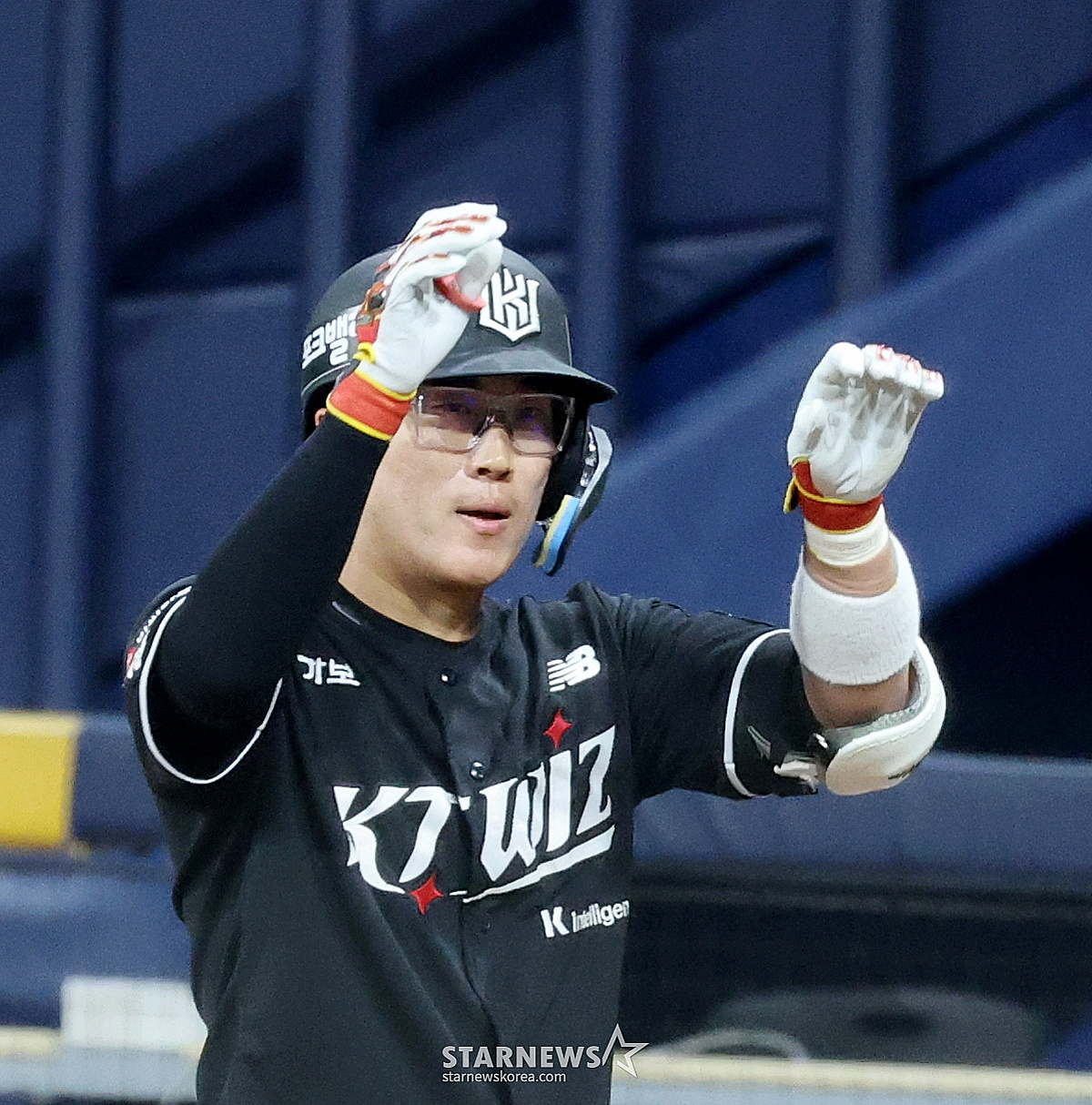[Photo] Heo Kyung-min reaches base with a hit in the bottom of the 2nd ...