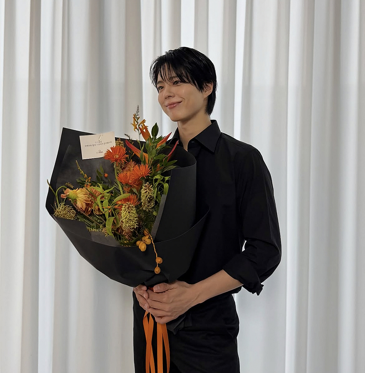 박보검, 꽃다발 들고 훈훈 미소..'남친짤'의 정석