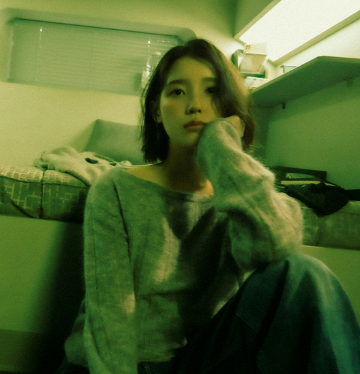 아이유, 깜짝 단발 변신..'이 별로부터' 콘셉트 포토 공개