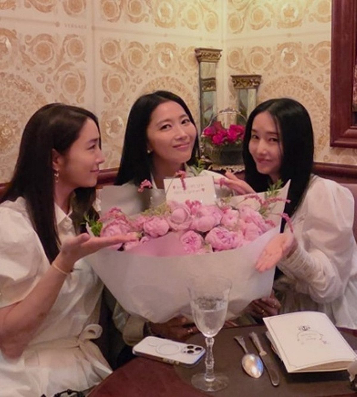 "행복하게 잘 살아" 오윤아, 이민정·이정현 '재혼' 축하 선물 감동
