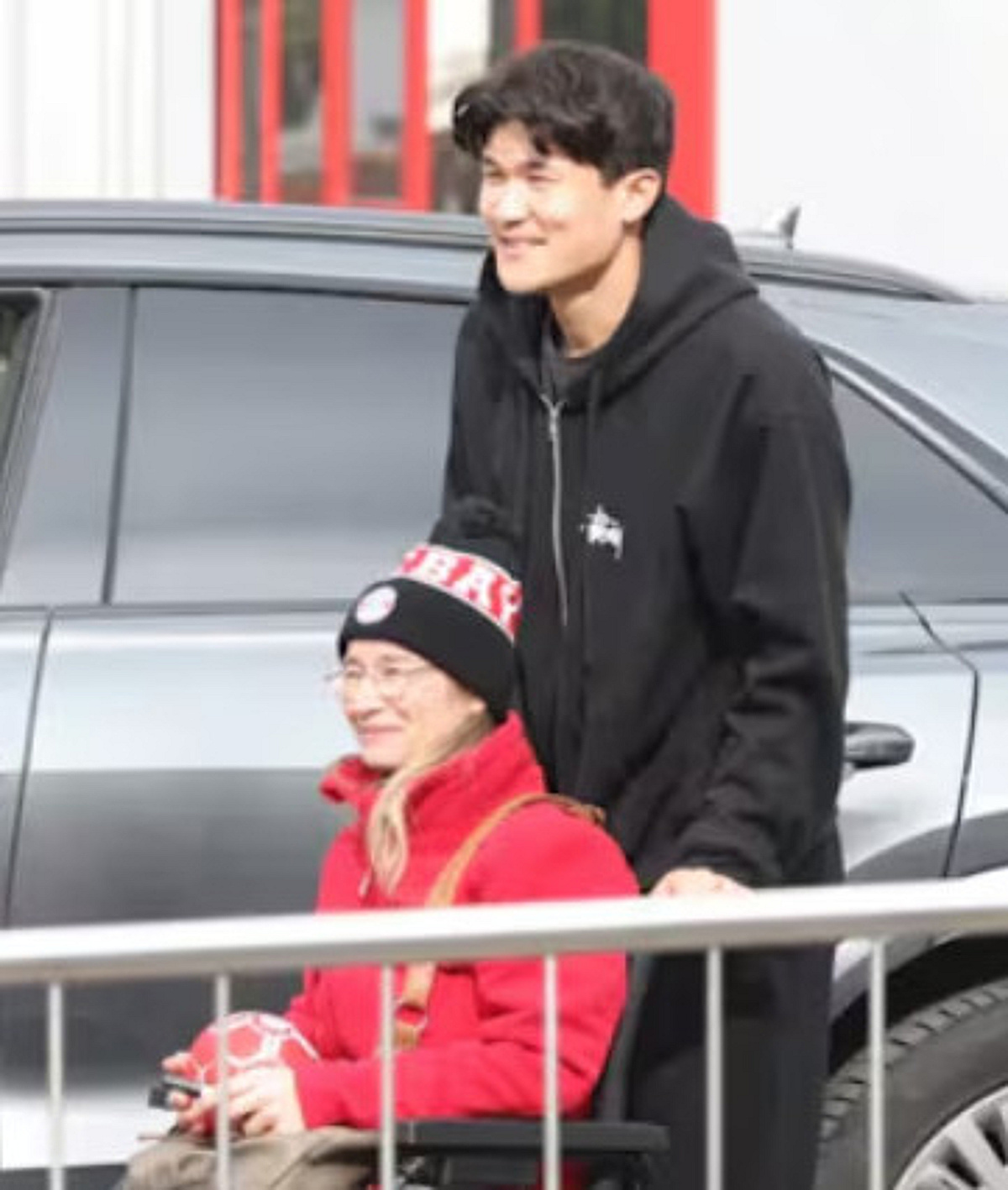 '케인도 그냥 갔는데...' 김민재, 720km 달려온 휠체어 팬 앞 '돌연 하차→정겨운 포옹'... 독일도 놀란 역대급 팬서비스