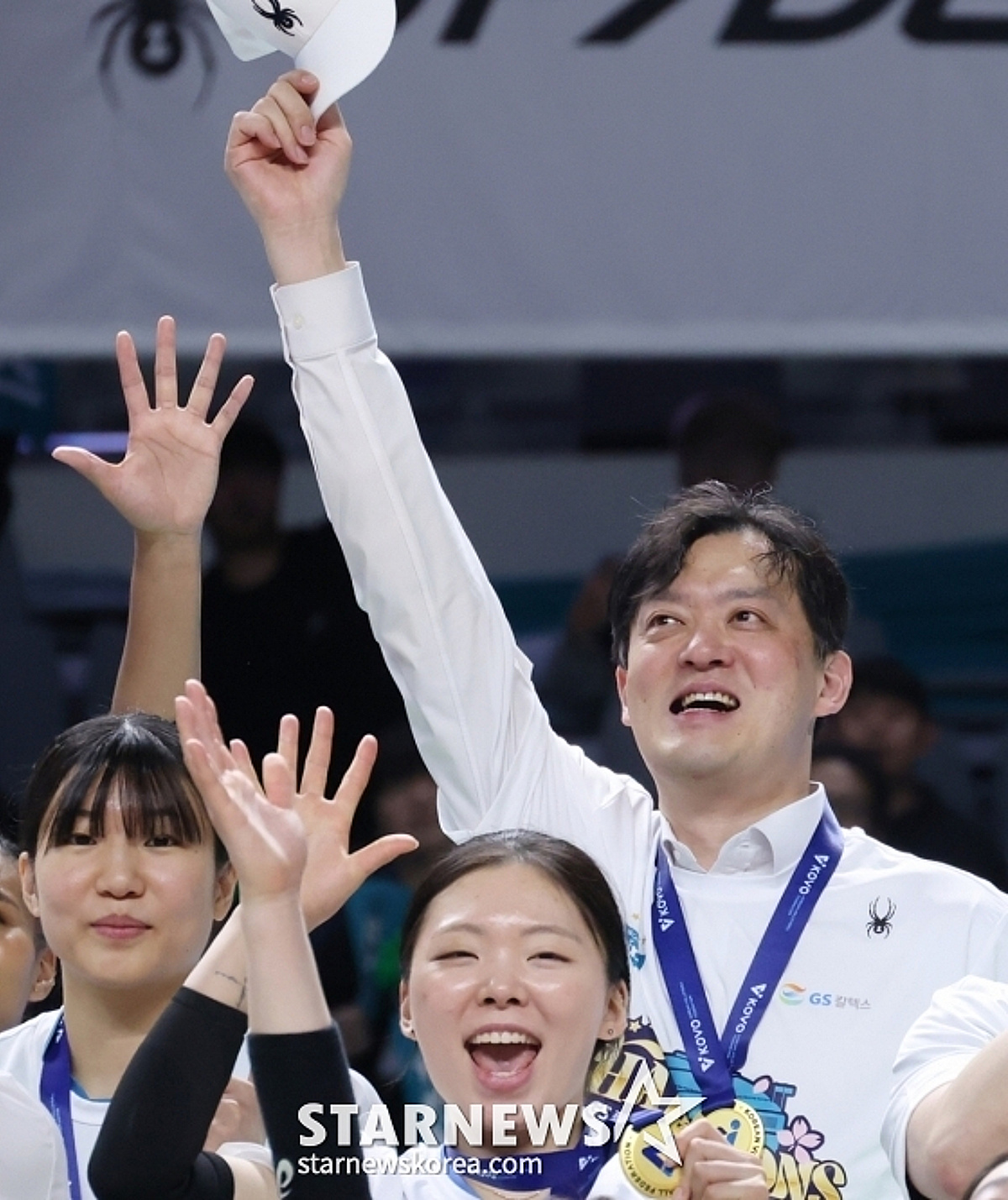 '0%의 반란' GS칼텍스, 봄배구 최초 '6전 전승' 새역사... "봄배구만 가자"던 이영택 매직 통했다 [장충 현장]