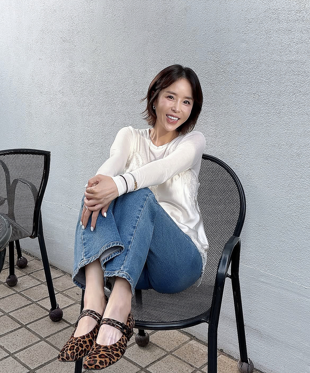 신지, 사진 한 장에 해명까지.."의자에 발 올린거 아니에요"