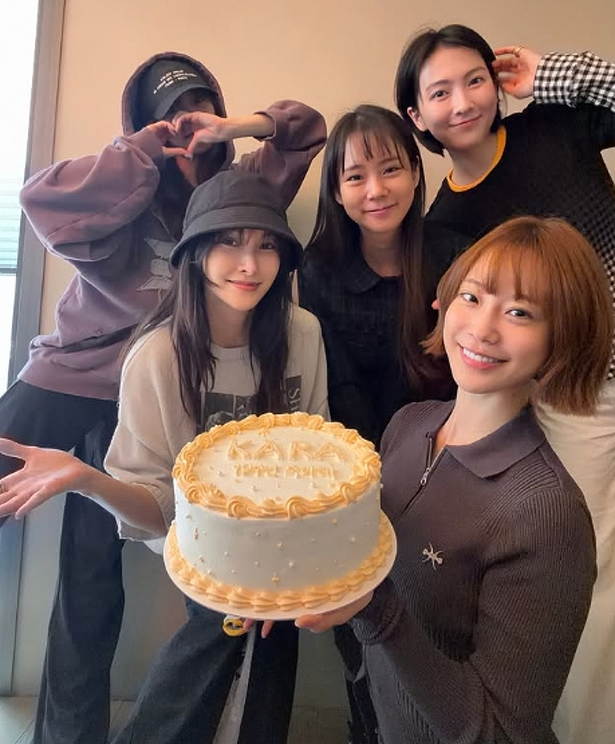 구하라 빼고 5명 다 모였다..카라 19주년 "고마워"