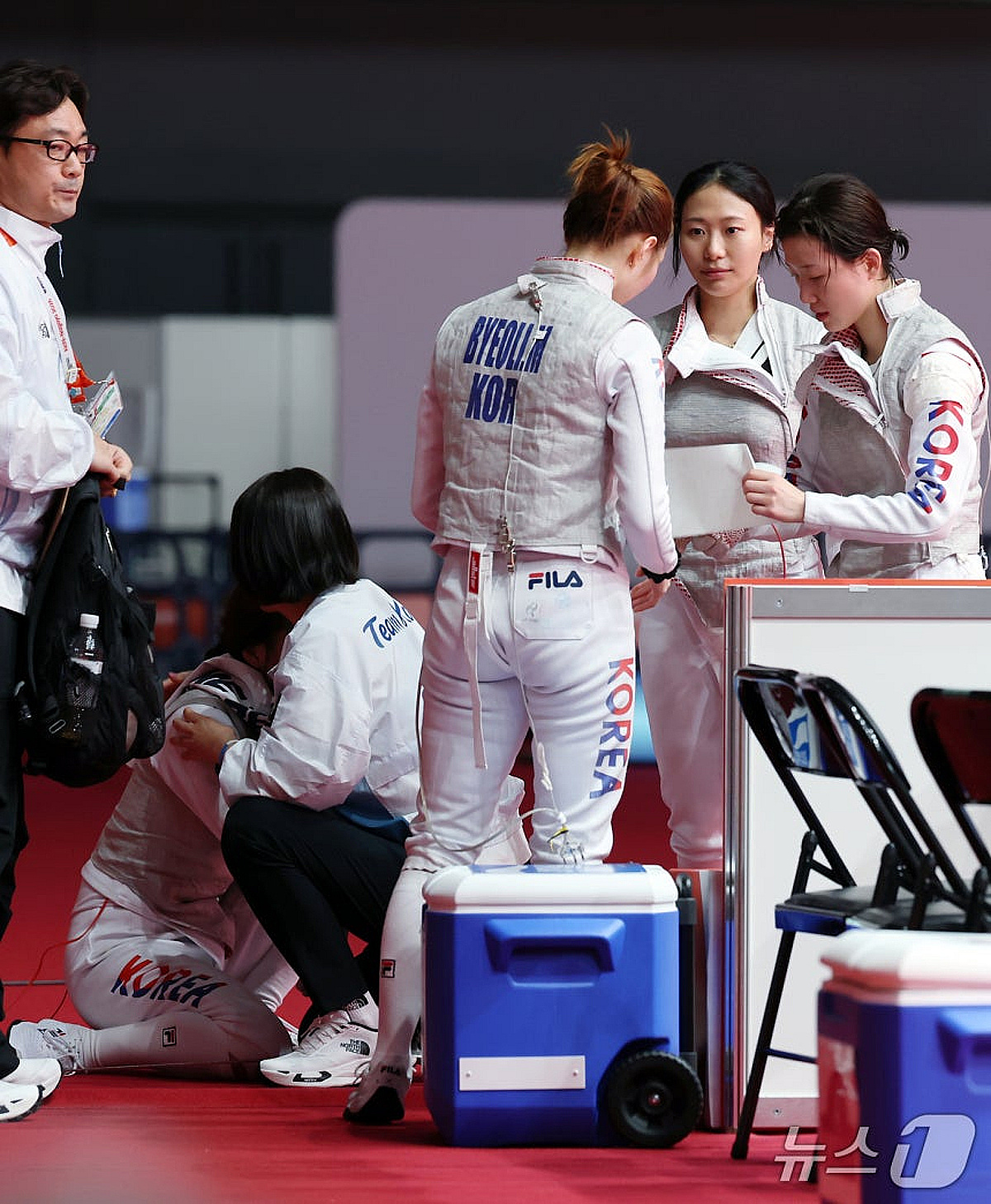 아! 한일전 '1점 차' 통한의 역전패 끝내 '눈물' 왈칵... 12년 만의 펜싱 女 플뢰레 정상 도전 고배 '은메달' [아이치 나고야 AG]
