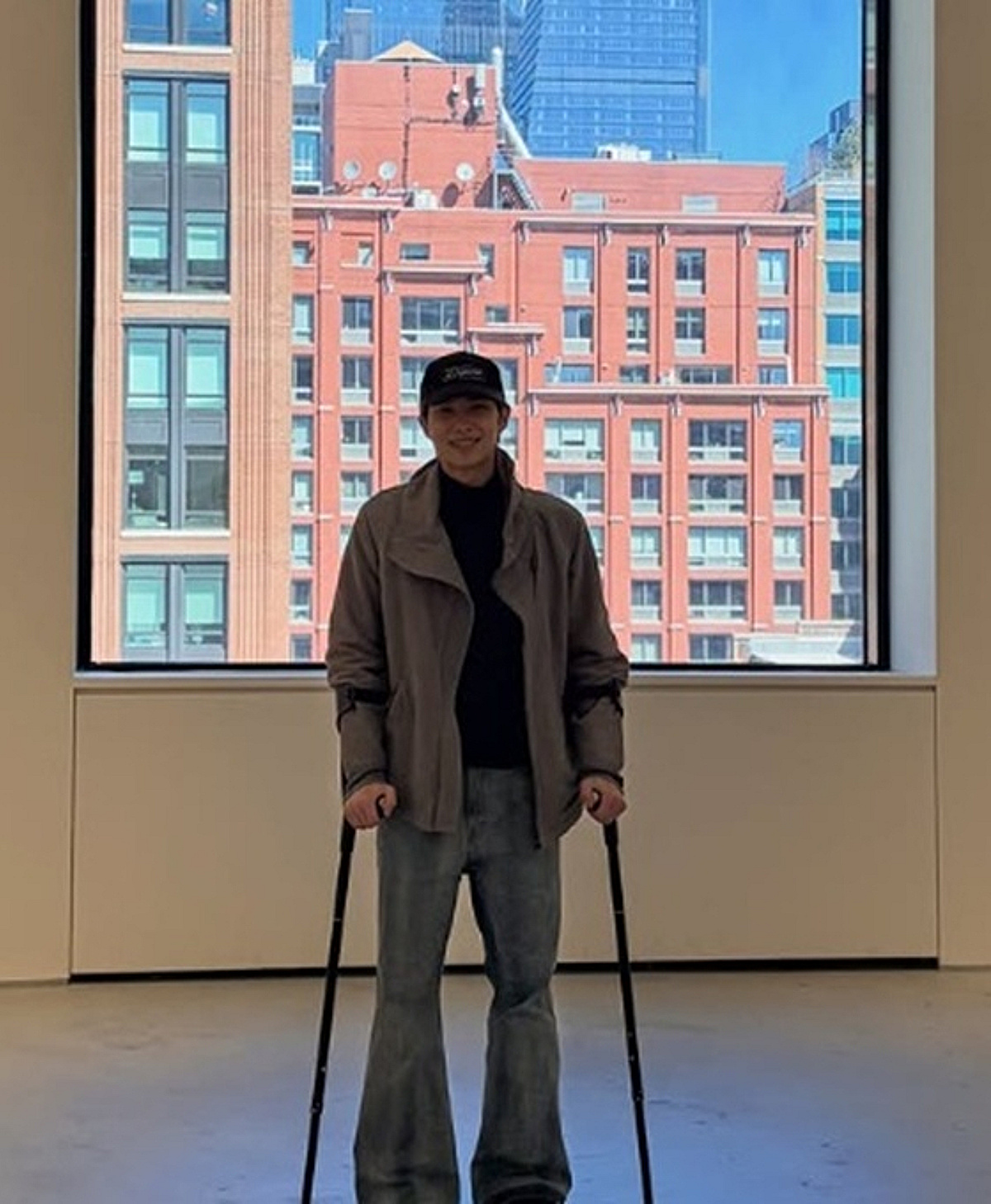 방탄소년단 RM, 목발 짚은 근황 "헤엄치러 가자"