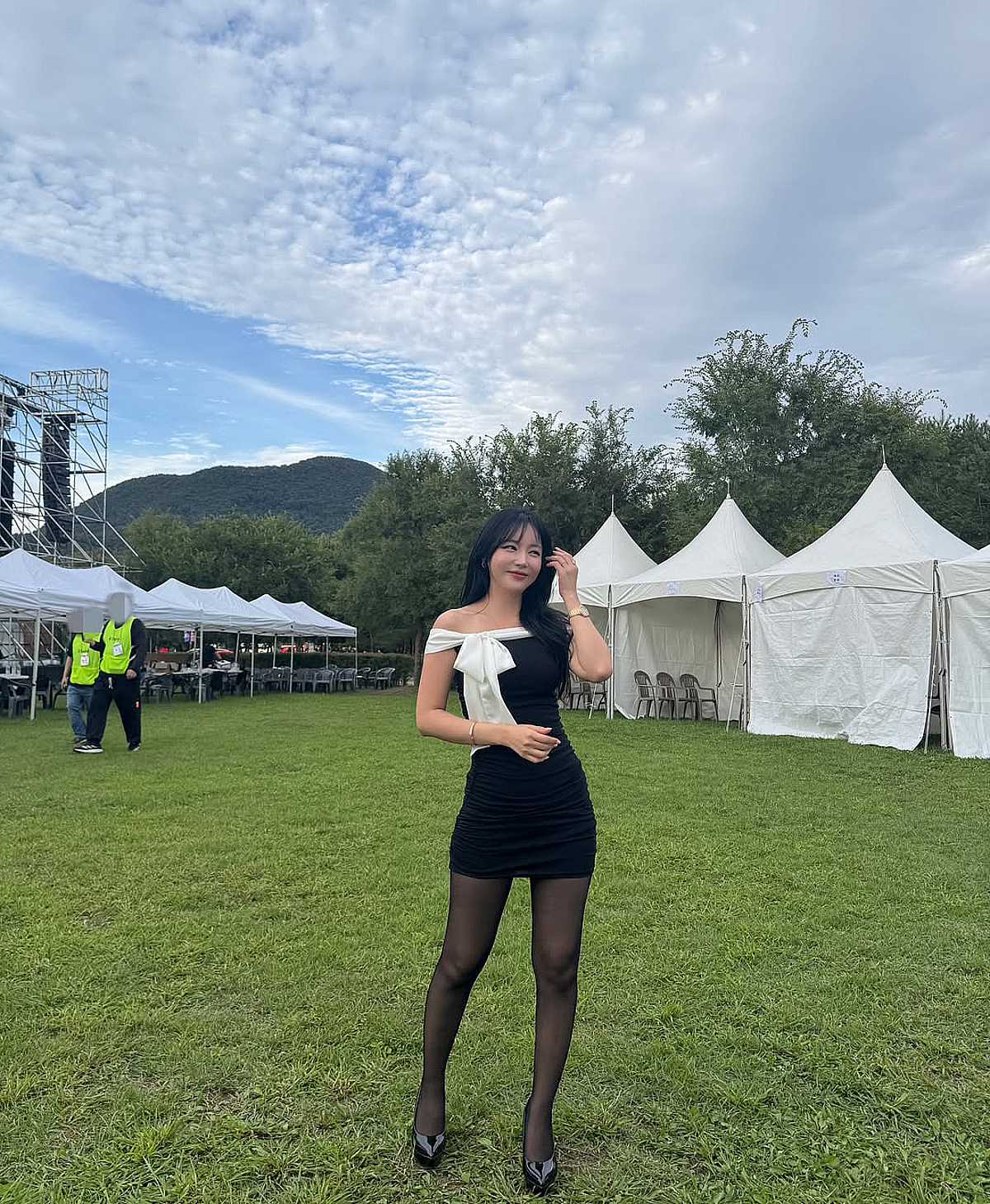 홍진영, 검은색 스타킹에 초미니 원피스까지..숨 막히는 S라인
