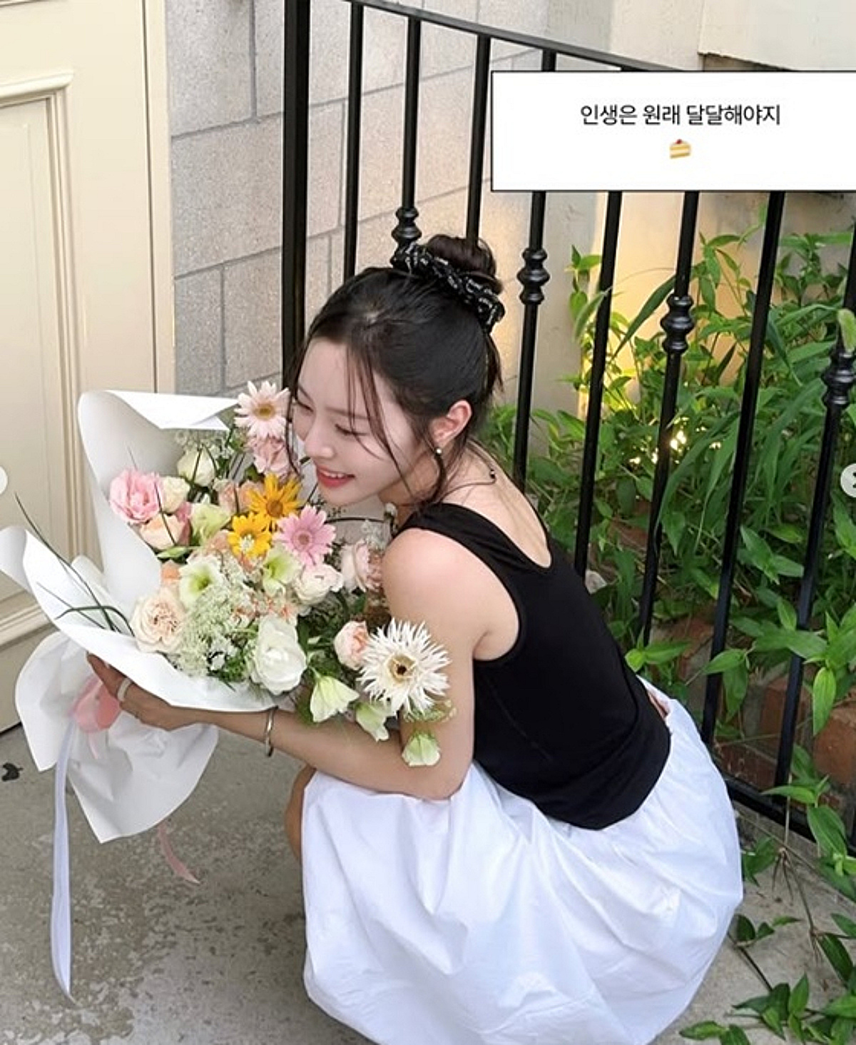 '이혼설 부인' 이솔이, ♥박성광에게 받은 꽃다발?..행복한 근황 "인생은 원래 달달"