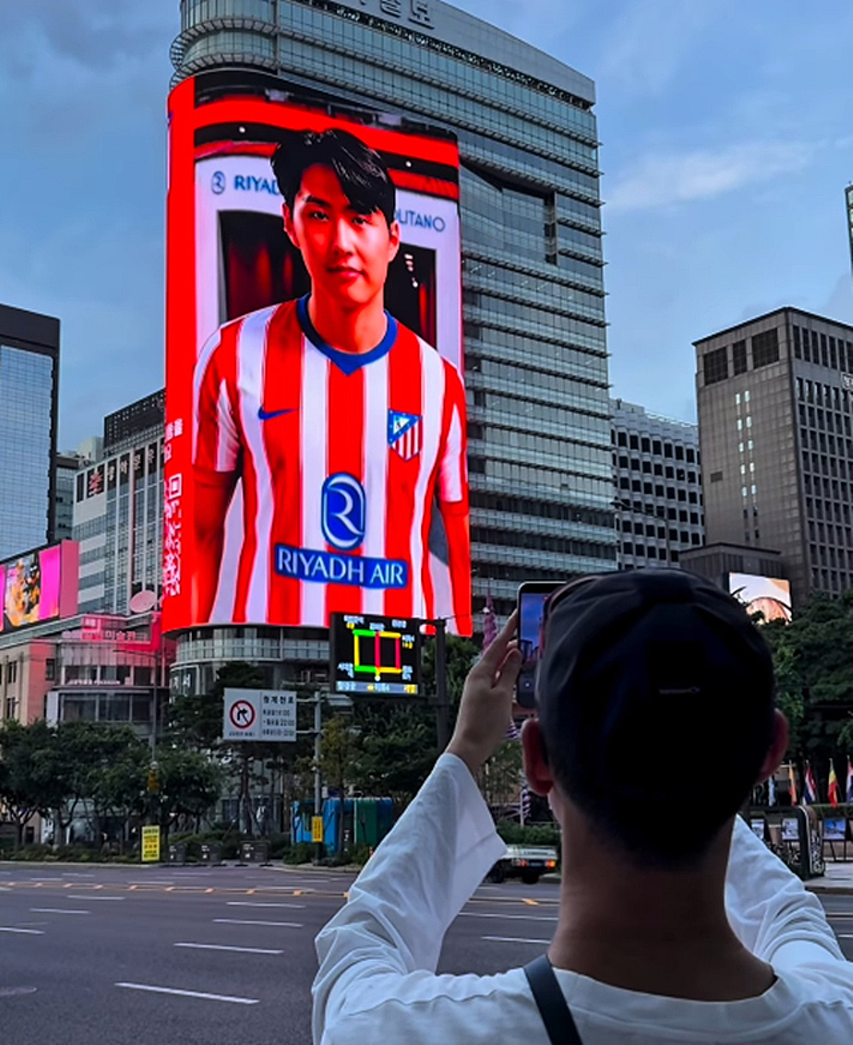 "이강인 오피셜인데 이정도 노력해야" ATM 역대급 정성, 서울-마드리드 동시 발표 위해 며칠간 조율... 초대형 전광판도 띄었다