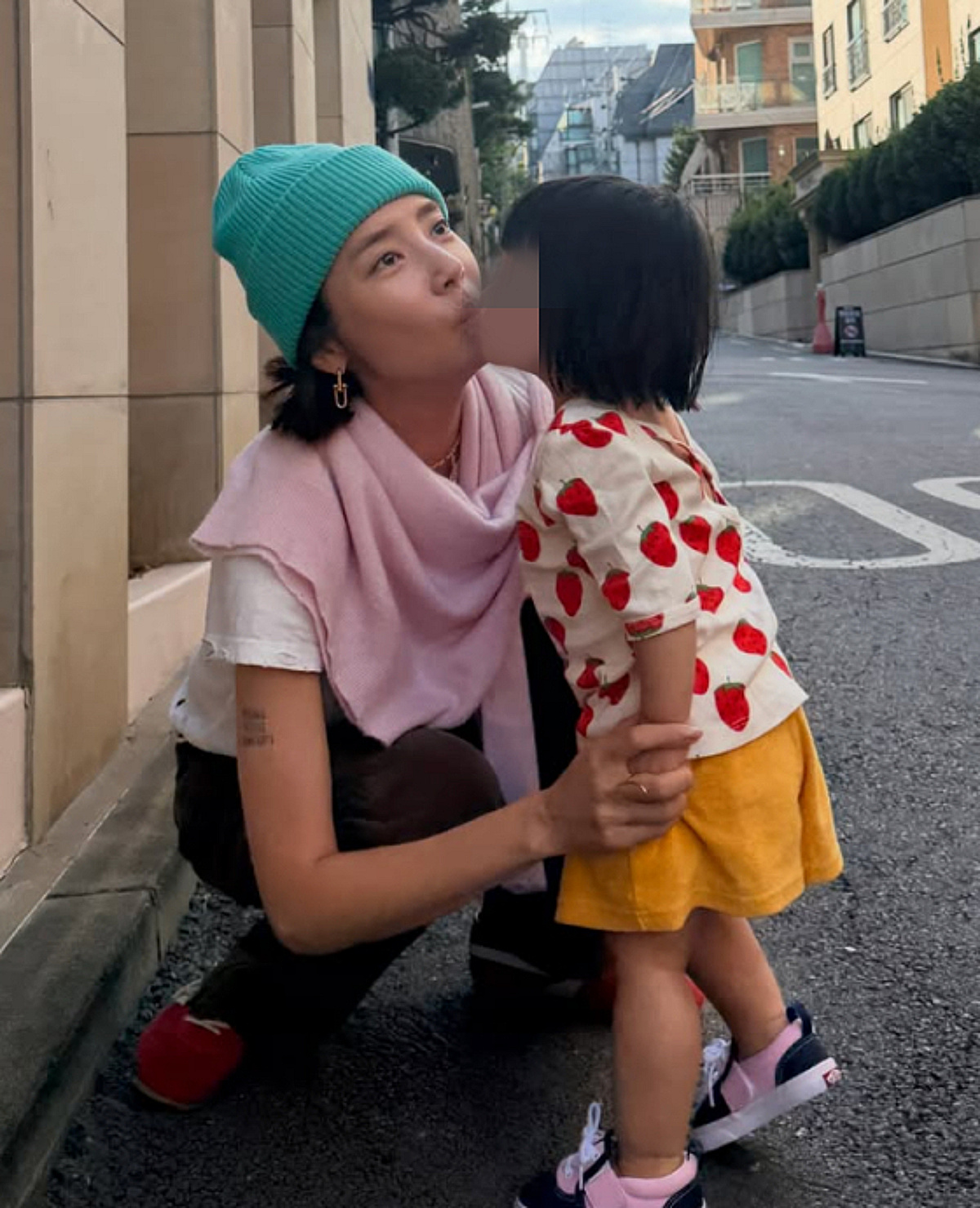 ♥이규혁 빼닮은 딸과 뽀뽀..손담비 "엄마 된 지금의 나, 더 행복해"