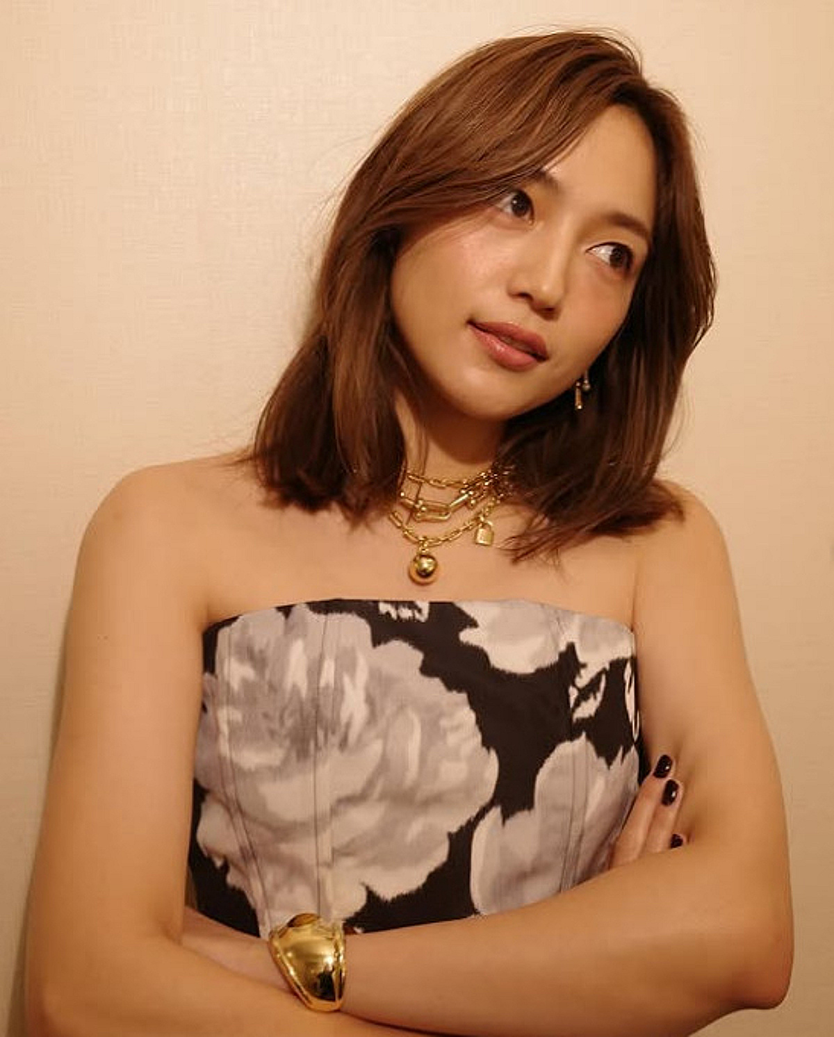 '미녀 배우와 초대형 스캔들' 열도 발칵! 日 주장 이타쿠라, 하루나와 '비밀 교제' 들통... 네덜란드까지 날아간 'CM 여왕'