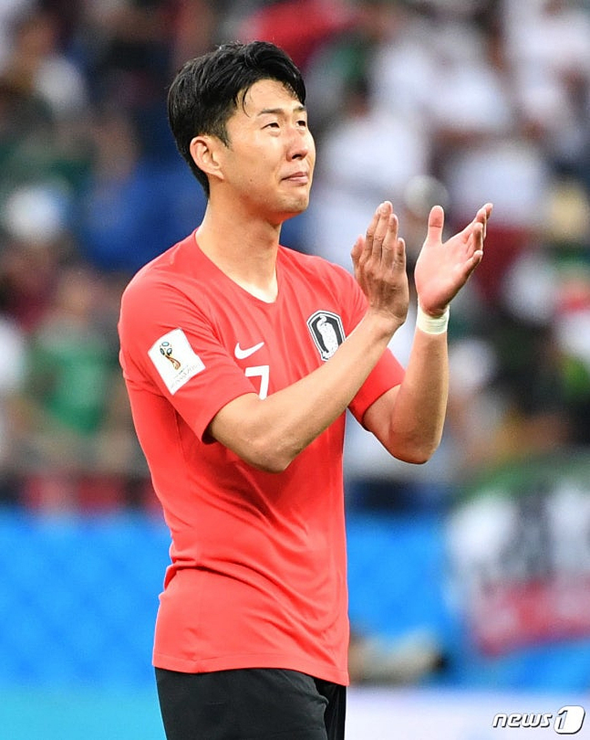 "가슴에 안고 떠난다" 손흥민 펑펑 울렸던 레전드 골키퍼, '6번째 월드컵' 끝으로 현역 은퇴