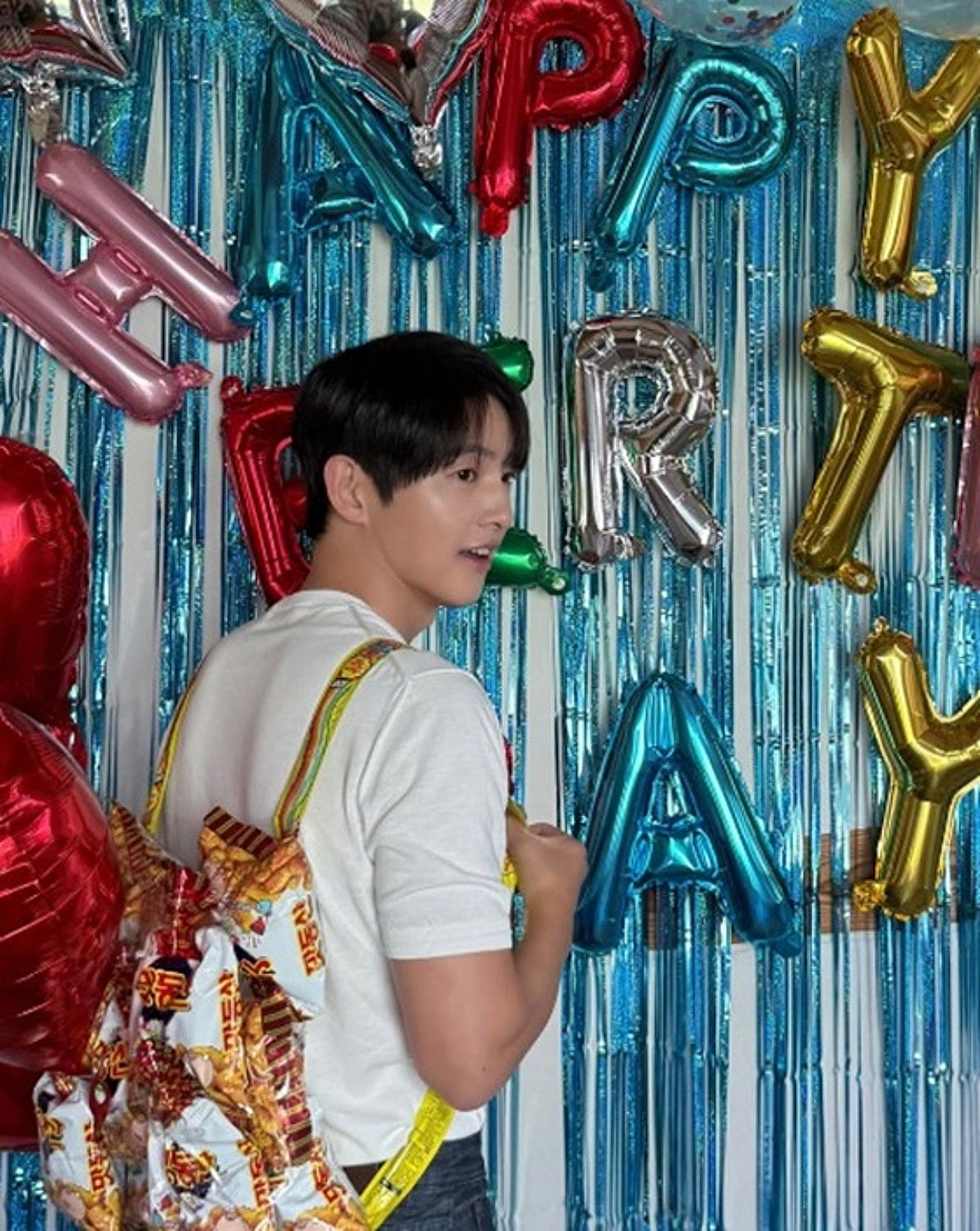 애 둘 아빠 맞아?..송중기, 과자 가방 메고 41번째 생일 인증