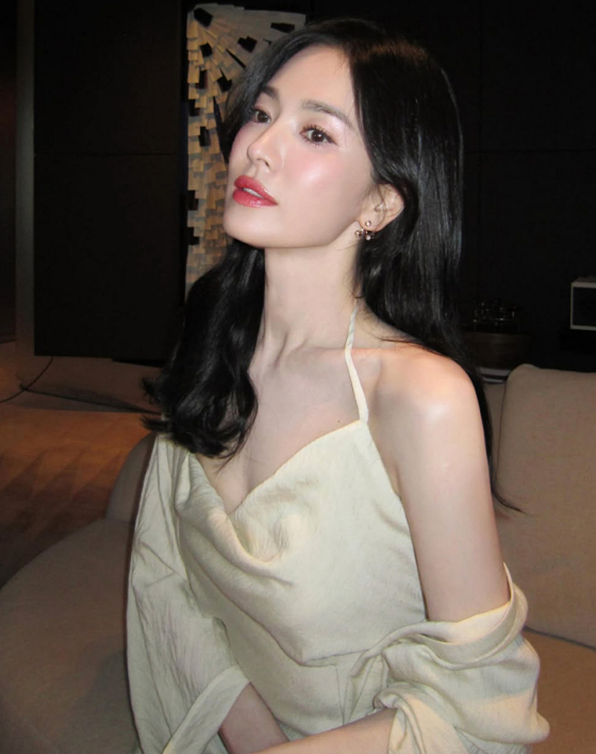 송혜교, 쇄골 드러낸 과감한 의상..훔치고 싶은 스타일링