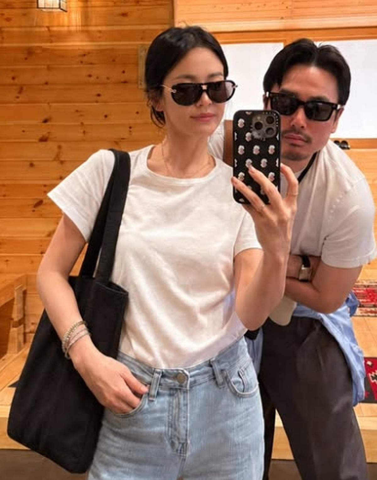 송혜교, 청바지에 흰티만 입어도 완벽..다정한 외출 [스타이슈]