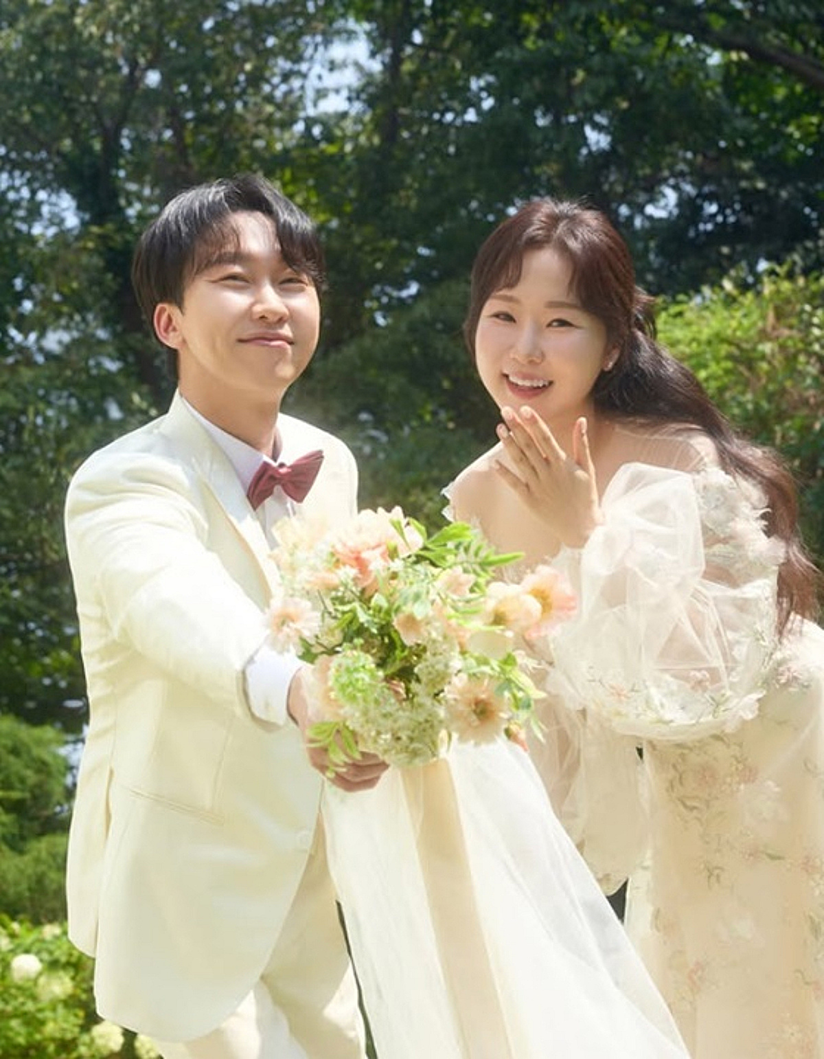 '소개팅→'나솔'서 재회' 26기 영수♥영숙, 결혼..웨딩화보 공개 "5년 전 인연 결실" [스타이슈]