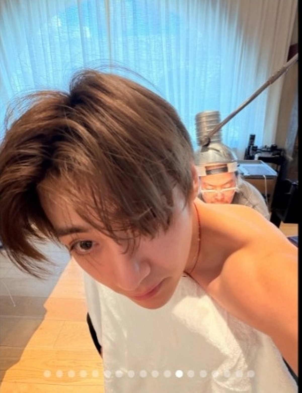 방탄소년단 뷔, 상의 탈의 하고 타투 새기나...월드스타의 일상 훔쳐보기