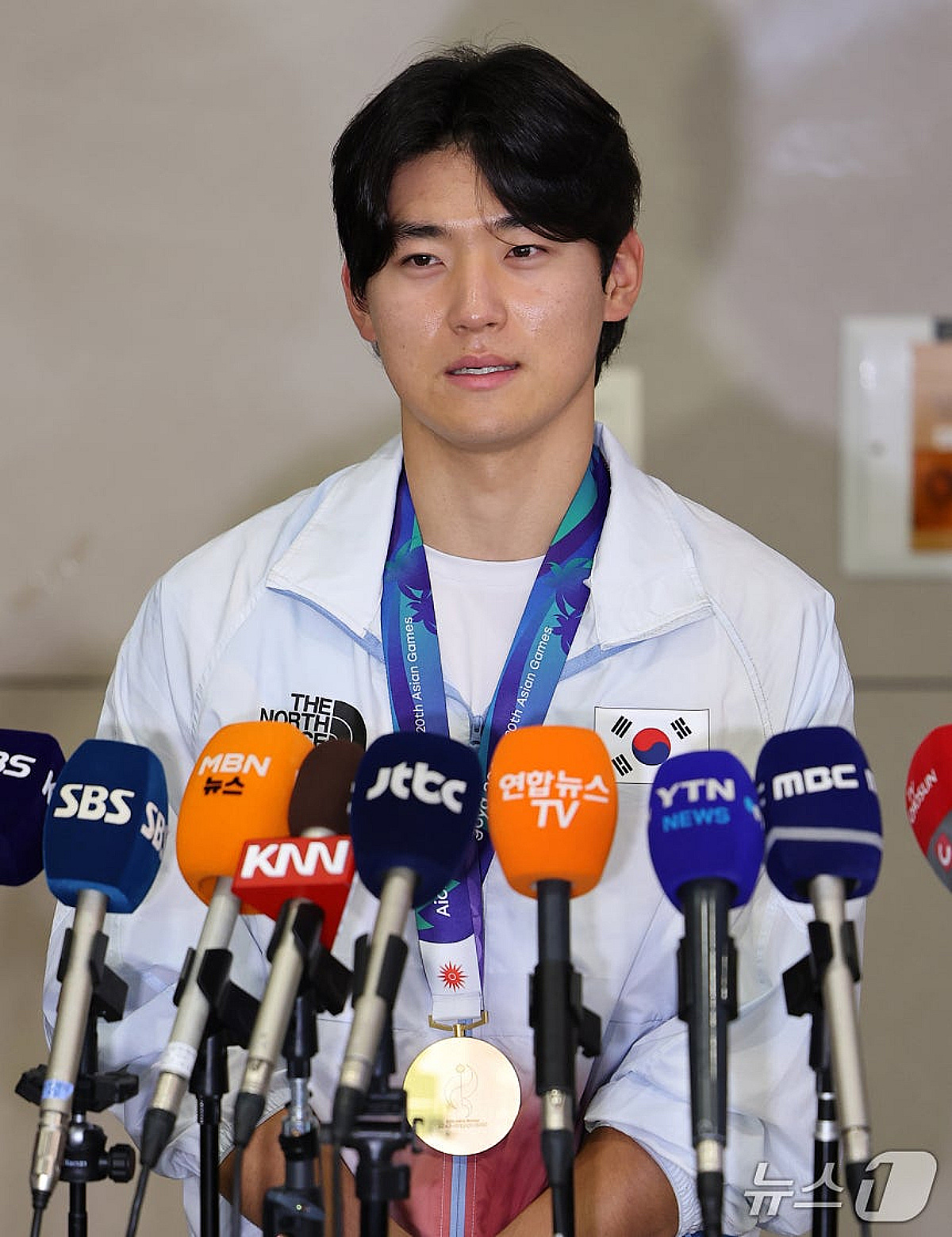 "자책하지 말라더라" 결승타 치고도 고개 숙였던 김도영, 금메달 목에 걸고 '가슴 펴고 당당하게 왔다' [인천공항 현장]
