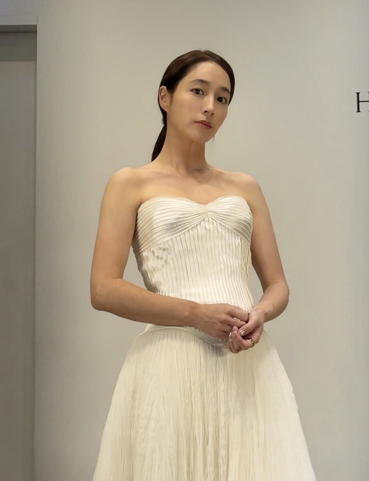 이민정, ♥이병헌과 결혼 13년차 맞아? 새신부 같은 드레스 자태