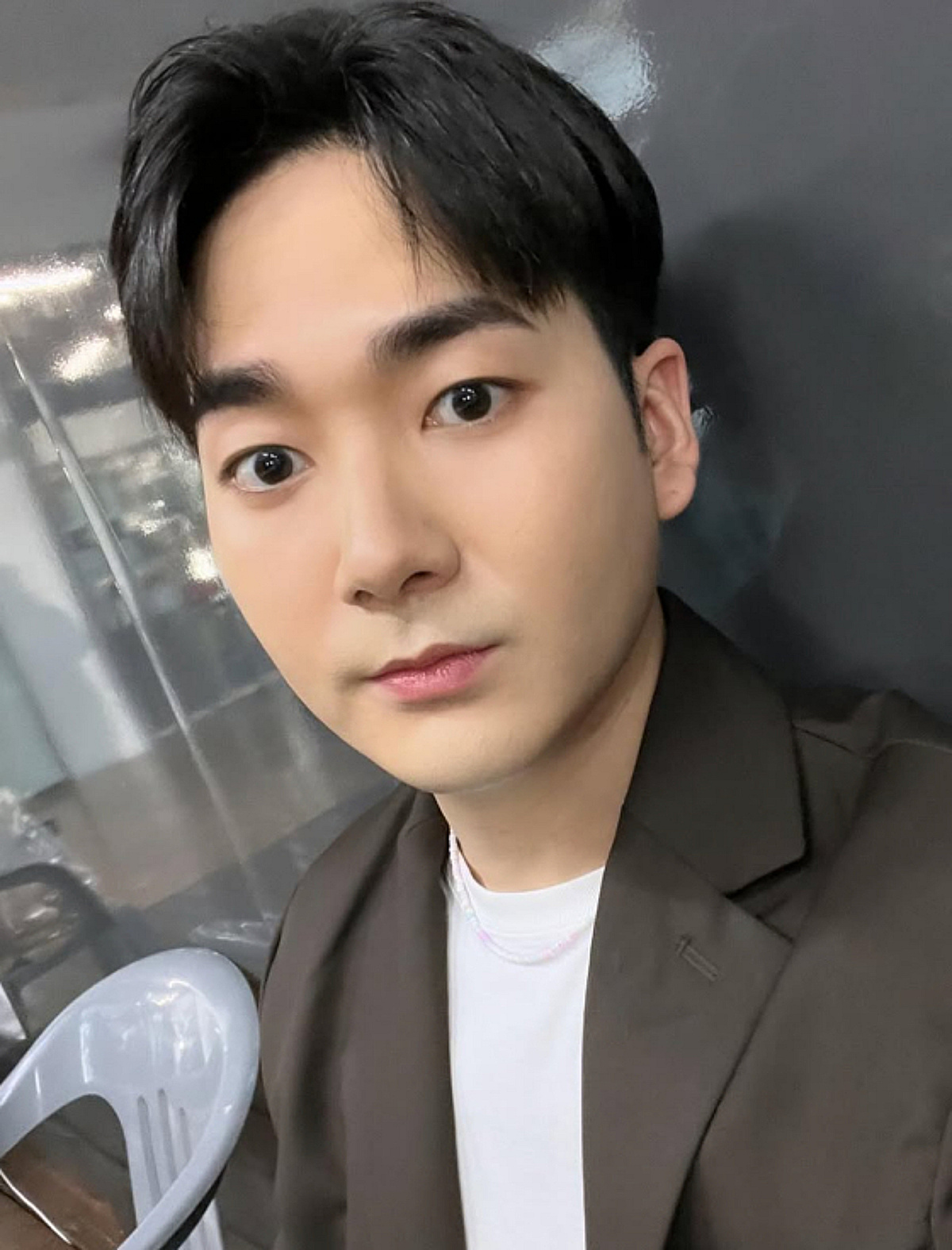 "9 to 6 근무 중" 뉴이스트 아론, 직장인 됐다..재결합 암시까지[스타이슈]