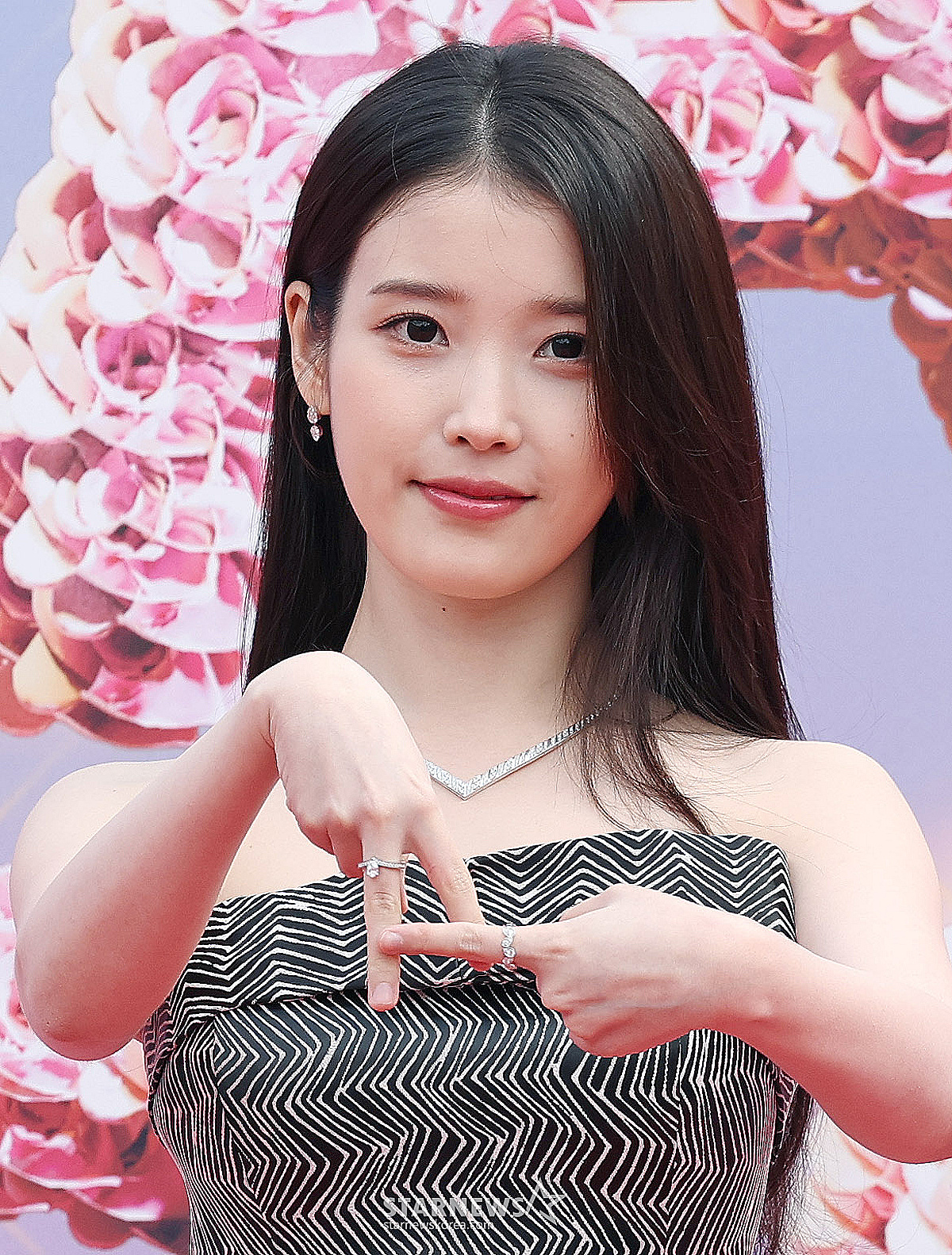 "넌 평생 이상해도 돼" 아이유, 유인나에 띄운 완벽한 사랑歌[★FOCUS]