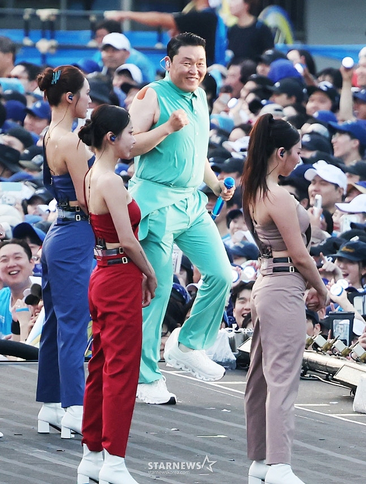 "종아리 피 뽑아"...싸이, 초심 되찾고 '흠뻑쇼' 달리는 이유 [스타이슈]