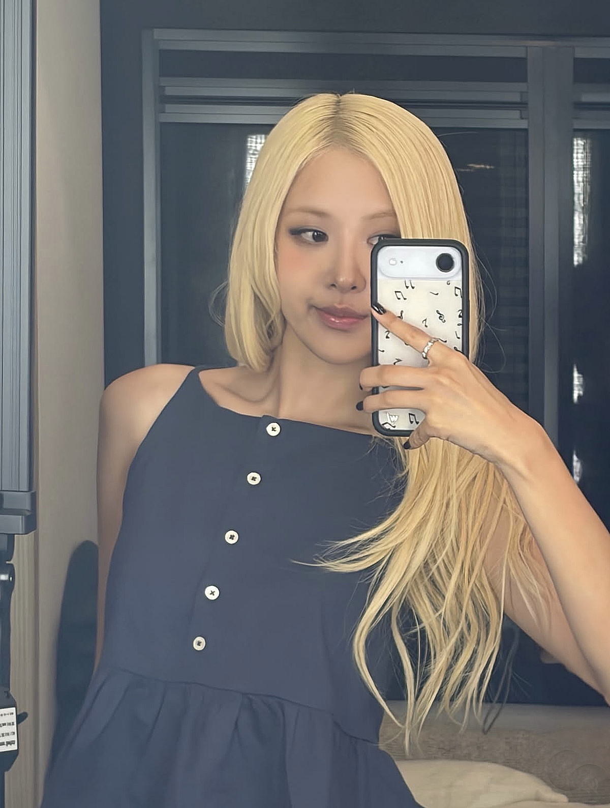 '블랙핑크' 로제, 금발 찰떡이네..무심한 셀카도 화보
