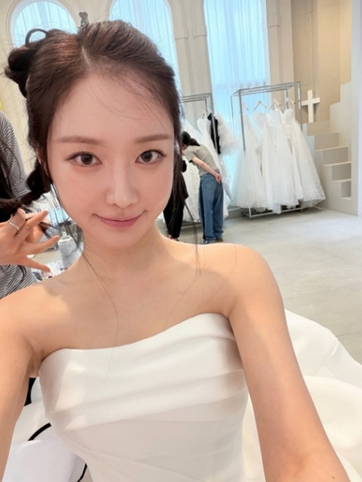 브브걸 민영, 깜짝 웨딩 화보 공개 "비하인드컷"
