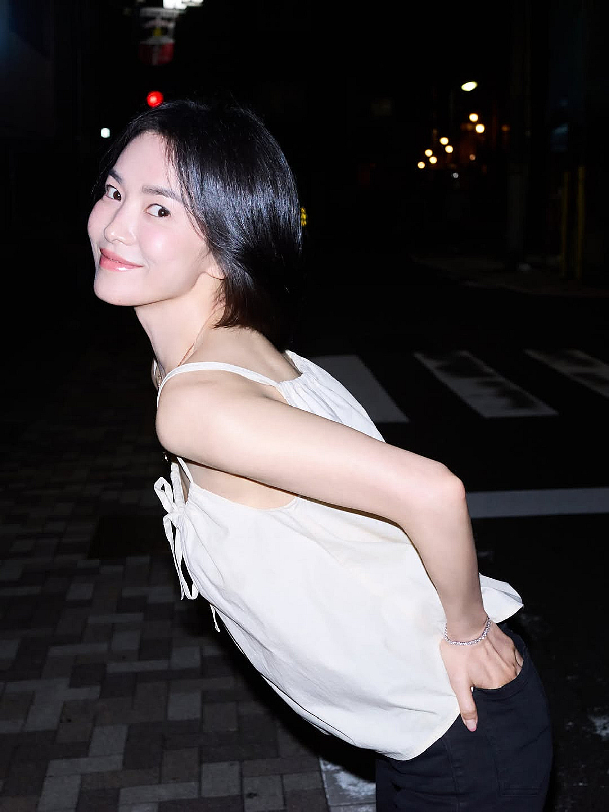 송혜교, UAA 떠나니까 얼굴 확 폈네..어둠도 뚫고 나오는 여신 비주얼 [스타이슈]