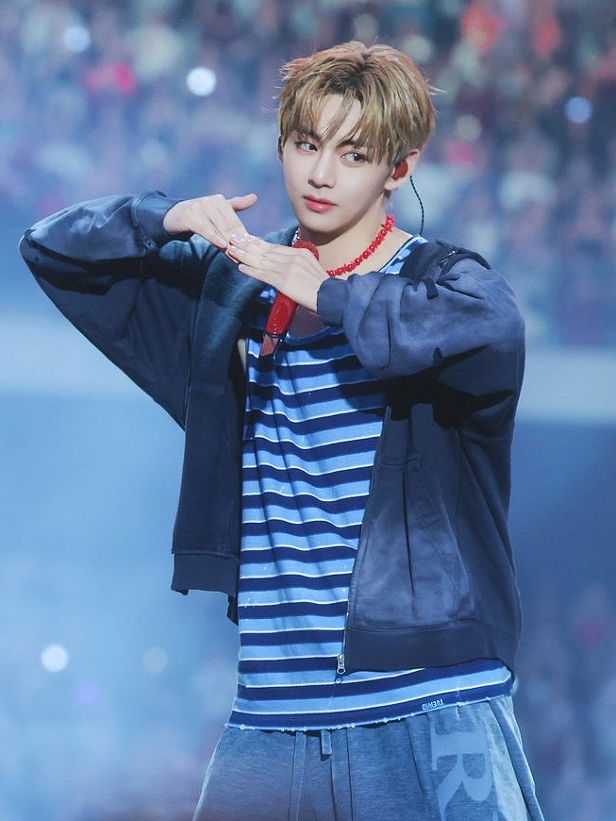 방탄소년단 뷔 밈 'V stepped into the crowd' 글로벌 SNS 열풍