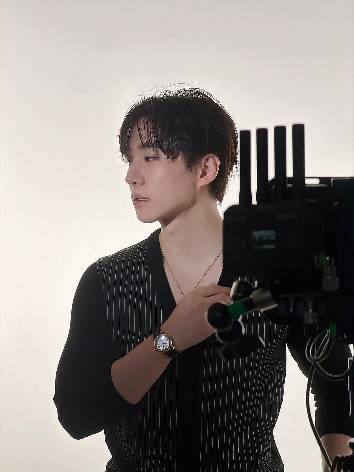 이준호, 가슴 깊게 파인 브이넥에 젖은 머리까지..여심 뒤흔드는 으른 섹시