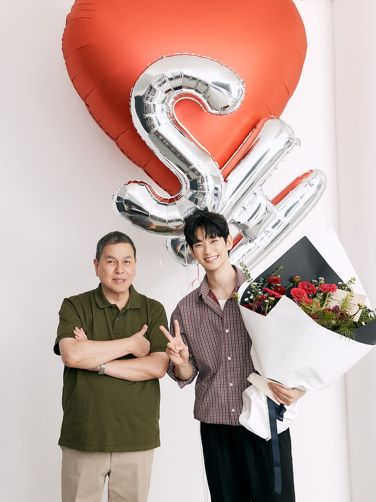 "가족과 재회" 김수현, 복귀에 환대받았다..꽃다발 안고 미소 [스타이슈]