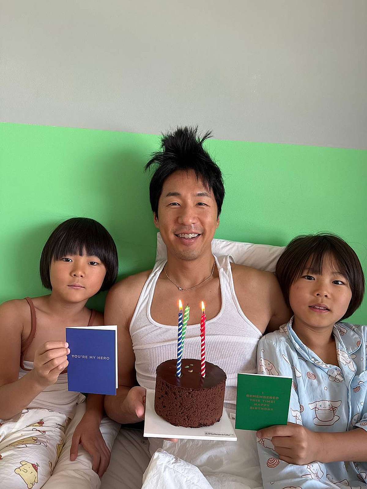 "나의 영웅" 김나영, 두 아들과 ♥마이큐 생일 파티..사랑 가득 눈빛